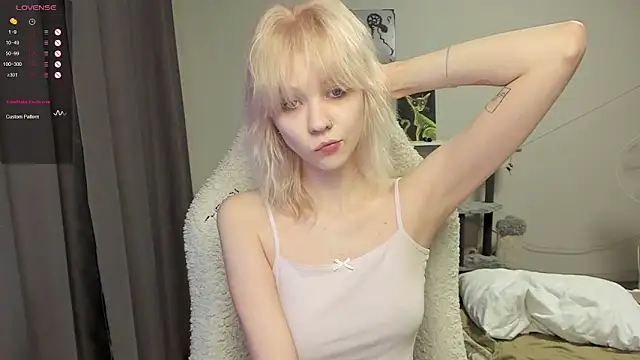 Snapshot of voguecaroline chatting on 07/16/26, 08:39 voguecaroline online show from 07/16/26, 08:39