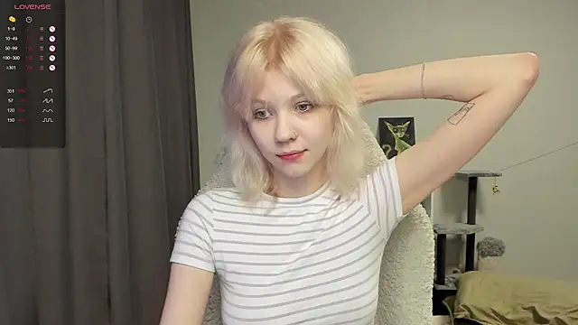 Snapshot of voguecaroline chatting on 07/19/26, 08:16 voguecaroline online show from 07/19/26, 08:16