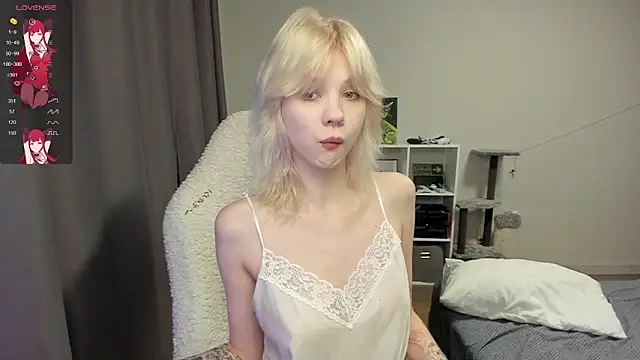 Snapshot of voguecaroline chatting on 08/03/26, 08:15 voguecaroline online show from 08/03/26, 08:15