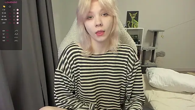 Snapshot of voguecaroline chatting on 07/22/26, 08:22 voguecaroline online show from 07/22/26, 08:22