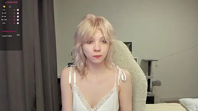 Snapshot of voguecaroline chatting on 07/21/26, 08:21 voguecaroline online show from 07/21/26, 08:21