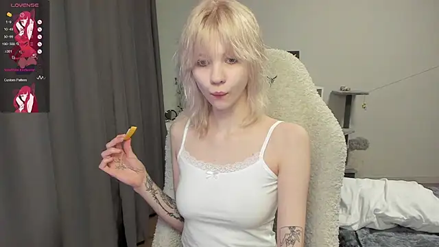 Snapshot of voguecaroline chatting on 07/24/26, 09:11 voguecaroline online show from 07/24/26, 09:11