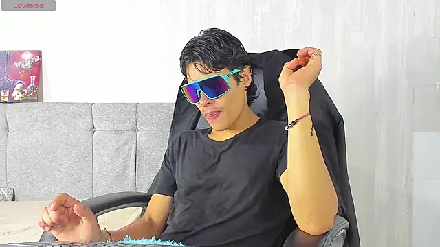 Snapshot of tommyhot7 chatting on 06/15/26, 11:04 tommyhot7 online show from 06/15/26, 11:04