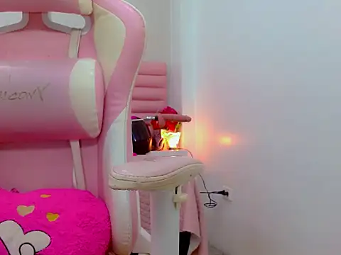 Snapshot of katiuska_lovely chatting on 06/15/26, 04:56 katiuska lovely online show from 06/15/26, 04:56