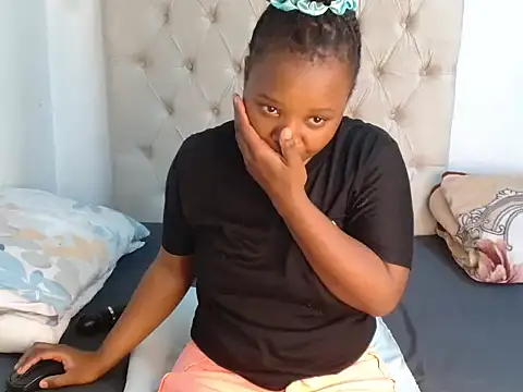 Snapshot of Lihle_00 chatting on 06/19/26, 01:39 Lihle 00 online show from 06/19/26, 01:39