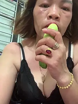 Emlyla online show from 06/06/26, 02:33