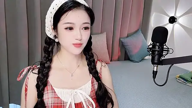 Snapshot of Momo-Wow chatting on 06/19/26, 06:52 Momo-Wow online show from 06/19/26, 06:52
