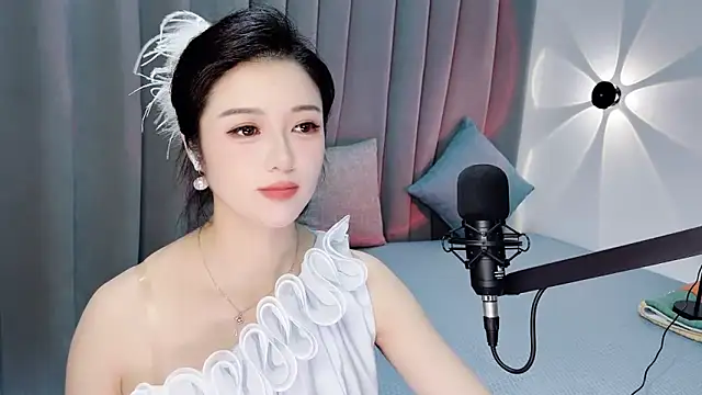 Snapshot of Momo-Wow chatting on 06/17/26, 06:13 Momo-Wow online show from 06/17/26, 06:13