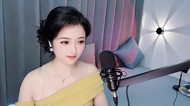 Snapshot of Momo-Wow chatting on 07/17/26, 07:38 Momo-Wow online show from 07/17/26, 07:38