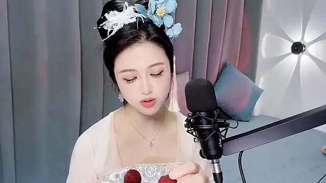Snapshot of Momo-Wow chatting on 06/15/26, 06:35 Momo-Wow online show from 06/15/26, 06:35