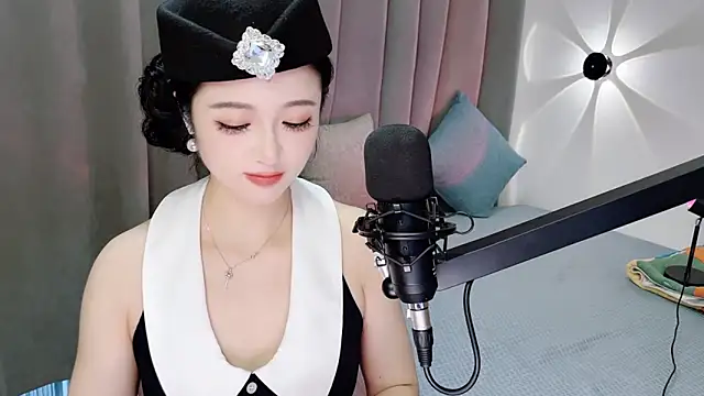 Snapshot of Momo-Wow chatting on 06/18/26, 06:12 Momo-Wow online show from 06/18/26, 06:12