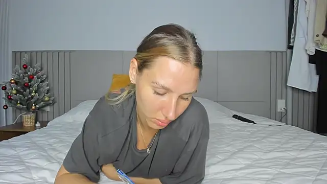 Snapshot of SofiClimbing chatting on 12/23/25, 10:03 SofiClimbing online show from 12/23/25, 10:03