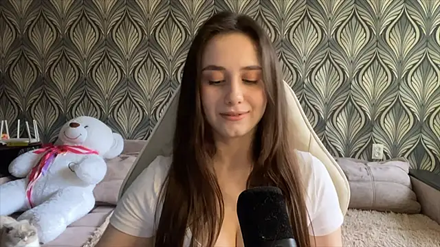 Snapshot of LauriWhitlock chatting on 06/02/26, 12:05 LauriWhitlock online show from 06/02/26, 12:05
