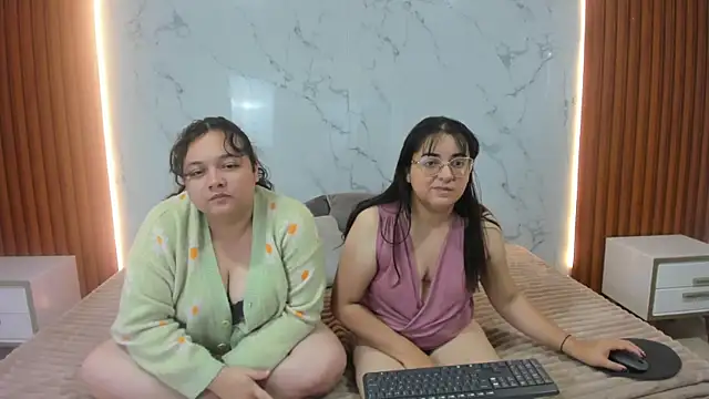Snapshot of genesis_y_moon chatting on 07/09/26, 12:26 genesis y moon online show from 07/09/26, 12:26