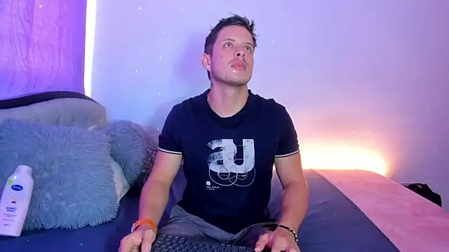 Snapshot of johnycooper08 chatting on 07/17/26, 12:35 johnycooper08 online show from 07/17/26, 12:35
