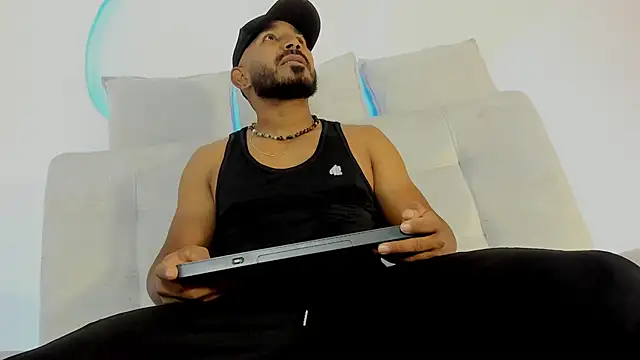 Snapshot of LeoCarter_ chatting on 06/11/26, 01:08 LeoCarter online show from 06/11/26, 01:08