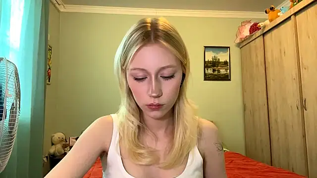 Snapshot of BossedFrog chatting on 06/19/26, 02:23 BossedFrog online show from 06/19/26, 02:23