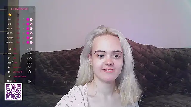 Snapshot of Oxcy_Secret chatting on 06/18/26, 09:14 Oxcy Secret online show from 06/18/26, 09:14