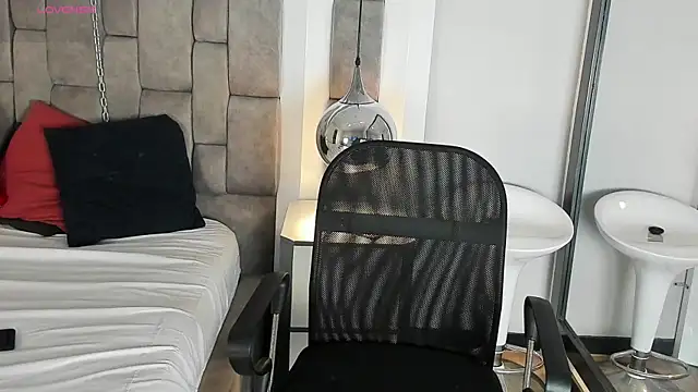 Snapshot of LucasThomson_ chatting on 07/18/26, 04:10 LucasThomson online show from 07/18/26, 04:10