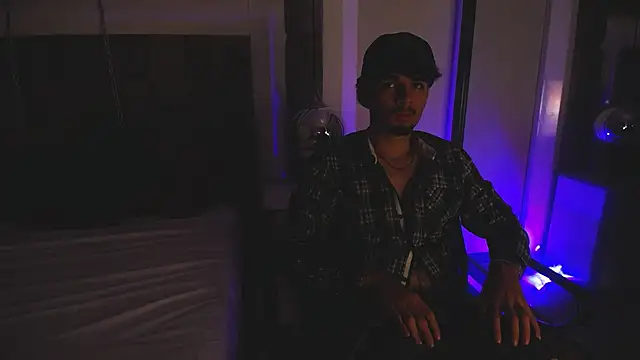Snapshot of LucasThomson_ chatting on 06/19/26, 04:29 LucasThomson online show from 06/19/26, 04:29