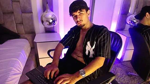 Snapshot of LucasThomson_ chatting on 06/20/26, 04:17 LucasThomson online show from 06/20/26, 04:17