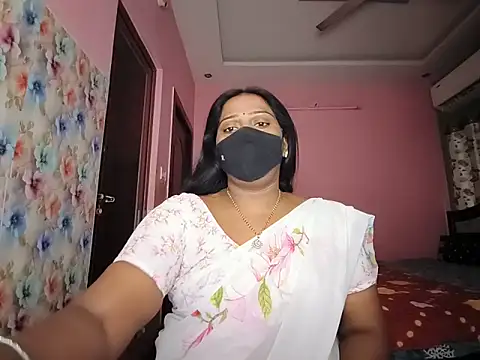 Snapshot of Meenakshy chatting on 06/17/26, 04:56 Meenakshy online show from 06/17/26, 04:56