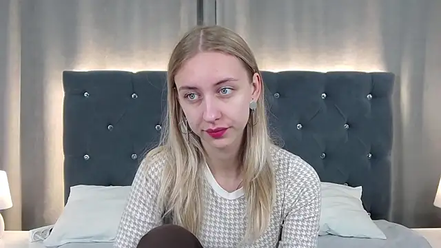 Snapshot of LirienVexx chatting on 06/21/26, 04:07 LirienVexx online show from 06/21/26, 04:07