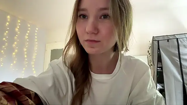 Snapshot of smalllisa chatting on 06/03/26, 04:55 smalllisa online show from 06/03/26, 04:55