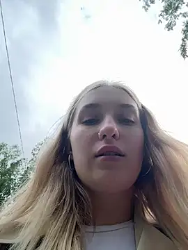 Snapshot of Polly_Pop chatting on 06/24/26, 04:16 Polly Pop online show from 06/24/26, 04:16