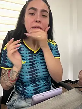 Snapshot of Sara_fernandez- chatting on 06/17/26, 02:27 Sara fernandez- online show from 06/17/26, 02:27