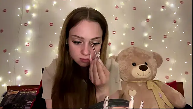 Snapshot of itskylieee chatting on 06/11/26, 01:19 itskylieee online show from 06/11/26, 01:19