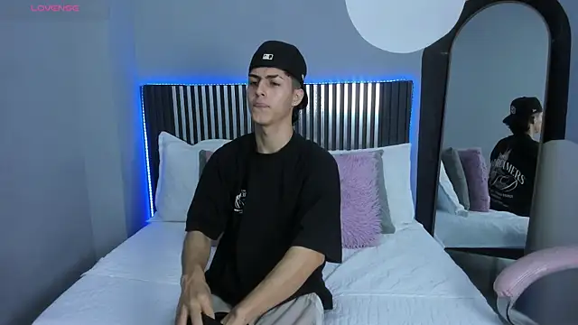 Snapshot of Axel_Mendozaa chatting on 07/14/26, 07:31 Axel Mendozaa online show from 07/14/26, 07:31