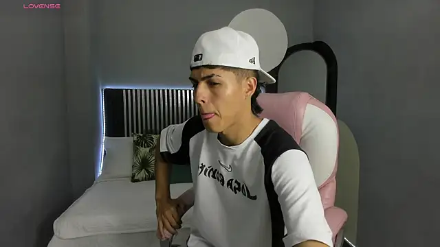 Snapshot of Axel_Mendozaa chatting on 06/11/26, 08:06 Axel Mendozaa online show from 06/11/26, 08:06