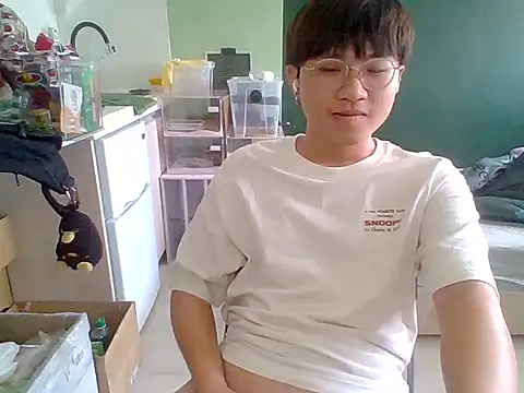 Snapshot of Yang_571 chatting on 06/24/26, 05:06 Yang 571 online show from 06/24/26, 05:06