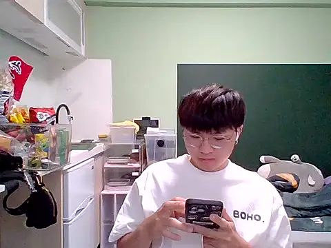 Snapshot of Yang_571 chatting on 06/08/26, 09:15 Yang 571 online show from 06/08/26, 09:15