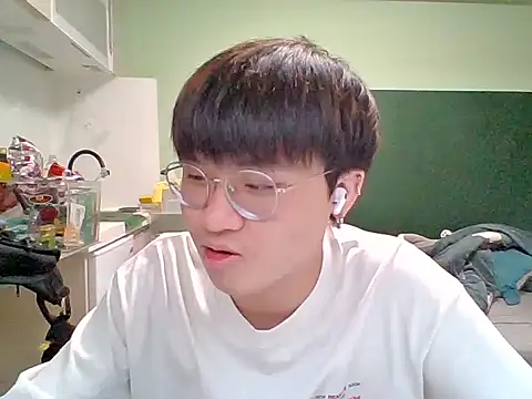 Snapshot of Yang_571 chatting on 06/23/26, 05:00 Yang 571 online show from 06/23/26, 05:00