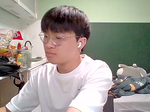 Snapshot of Yang_571 chatting on 06/10/26, 07:37 Yang 571 online show from 06/10/26, 07:37