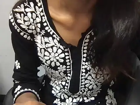 SIMRAN RANI online show from 06/17/26, 05:07