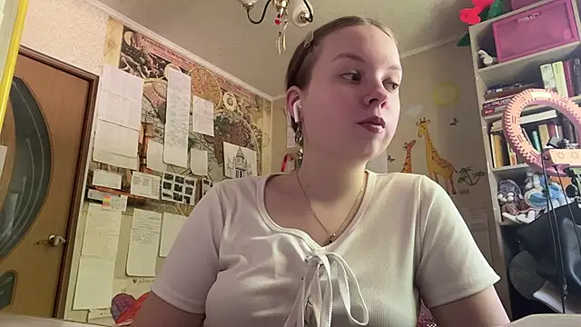 Snapshot of Aileyn chatting on 06/10/26, 07:20 Aileyn online show from 06/10/26, 07:20
