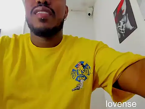 Snapshot of AlessandroHammed chatting on 06/17/26, 03:11 AlessandroHammed online show from 06/17/26, 03:11