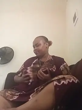 Snapshot of queen_with_ chatting on 06/08/26, 12:38 queen with online show from 06/08/26, 12:38
