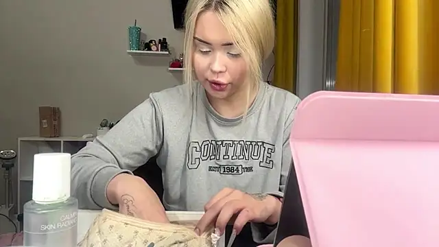 moonluv33 online show from 06/20/26, 01:16