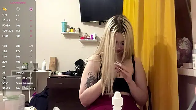 moonluv33 online show from 07/04/26, 03:05