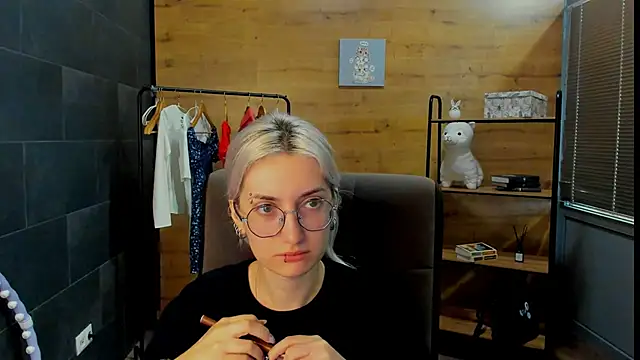 Snapshot of DaisyHopkins chatting on 06/20/26, 09:47 DaisyHopkins online show from 06/20/26, 09:47