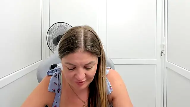 Snapshot of MiaSummerr_ chatting on 07/20/26, 06:43 MiaSummerr online show from 07/20/26, 06:43
