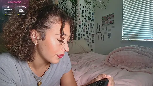 LyraCovee online show from 07/11/26, 12:22
