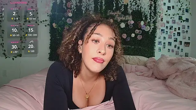 LyraCovee online show from 06/17/26, 12:32