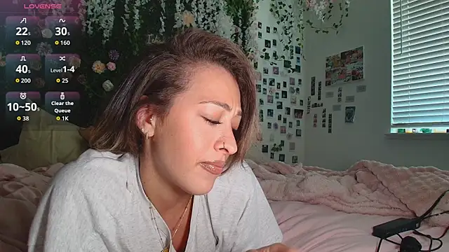 LyraCovee online show from 07/06/26, 12:17