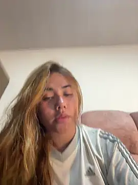 Issie 01 online show from 06/30/26, 03:17