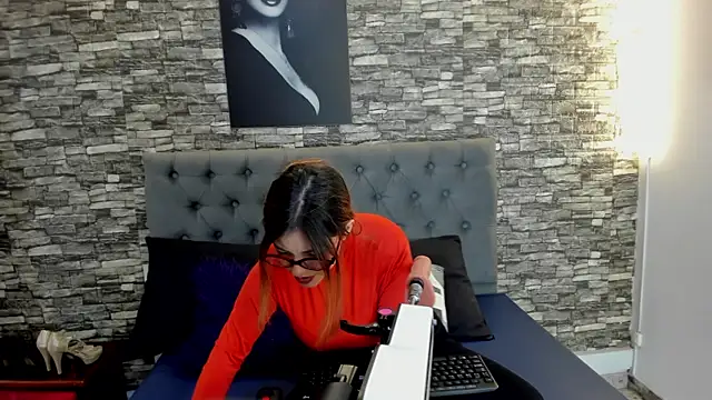 Snapshot of AngeliqueGirard chatting on 07/05/26, 09:10 AngeliqueGirard online show from 07/05/26, 09:10